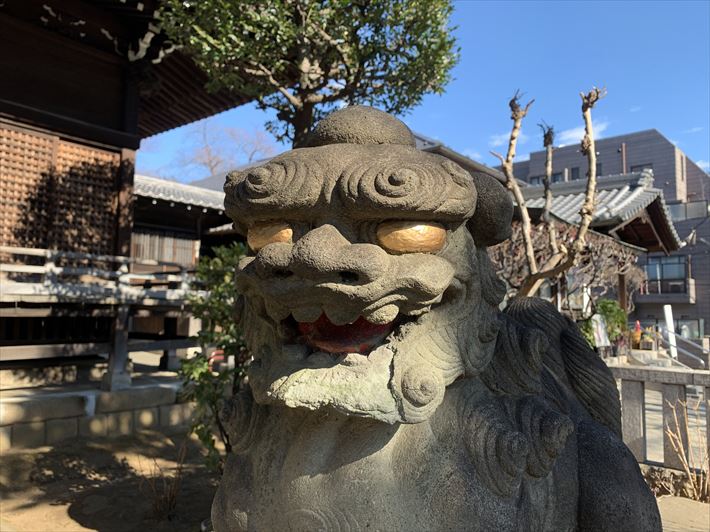 白山神社の狛犬の近景