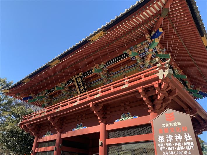 根津神社の楼門アップ