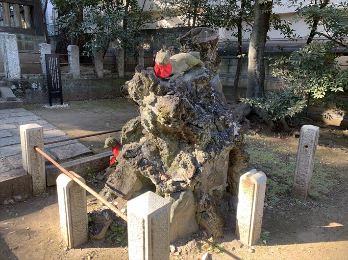 根津神社の中にある境内社・駒込稲荷神社の左側の狛狐は山に乗ってる