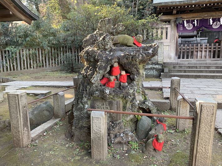 根津神社の中にある境内社・駒込稲荷神社の右側の狛狐は山に乗ってる