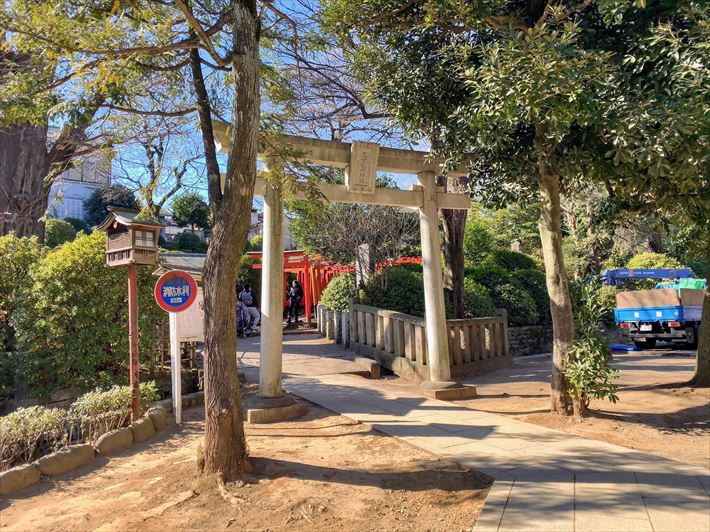 根津神社の千本鳥居の入り口