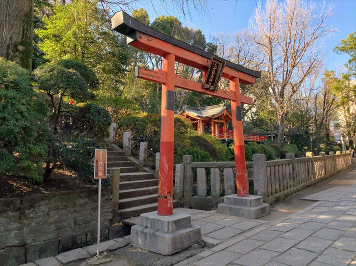 根津神社の千本鳥居の入り口