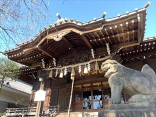 白山神社の拝殿と金色の目をした狛犬
