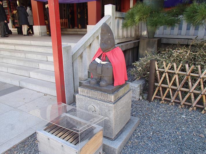 山王日枝神社の猿・左。子を抱いた妻
