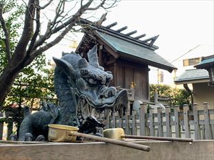 厳島神社抜弁天の社殿と龍