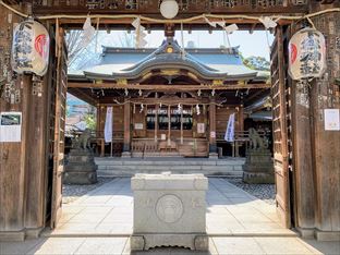 下谷神社の門と社殿