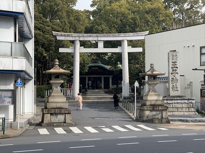 王子神社の入り口・大鳥居の遠景