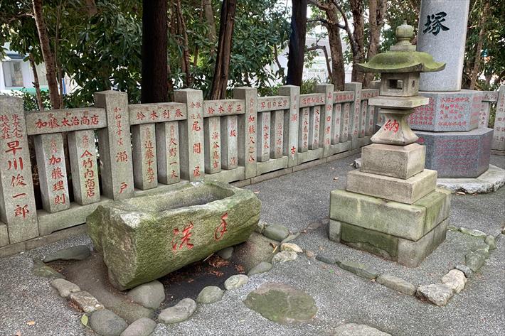 王子神社敷地内の関神社の手水舎