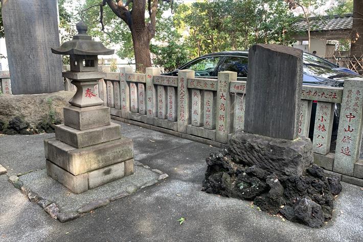 王子神社敷地内の関神社の石碑