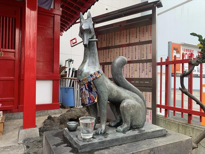 装束稲荷神社の狛狐・右