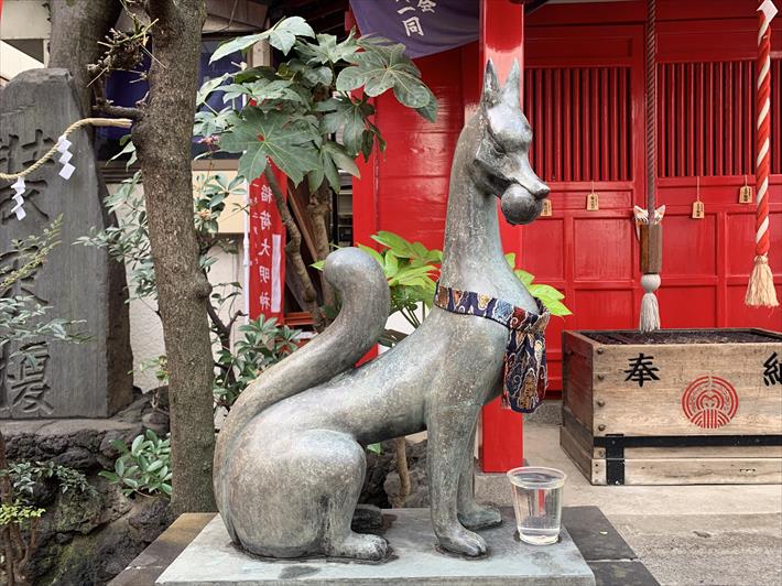 装束稲荷神社の狛狐・左