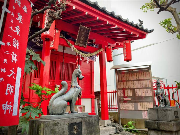 装束稲荷神社の社殿と狛狐