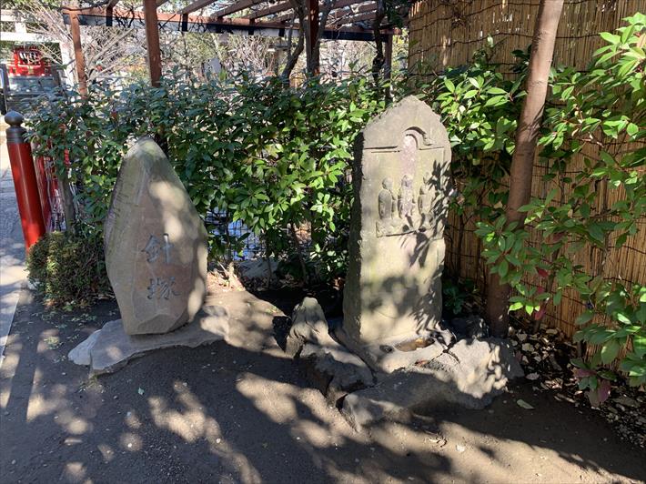 富岡八幡宮の境内社・七渡神社の参道の途中にある針塚