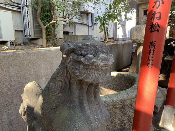 永昌五社稲荷神社の千本鳥居の途中にいる狛犬・左・吽