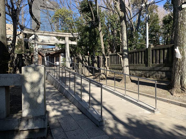 富岡八幡宮の拝殿左側にある境内社へ向かうスロープ