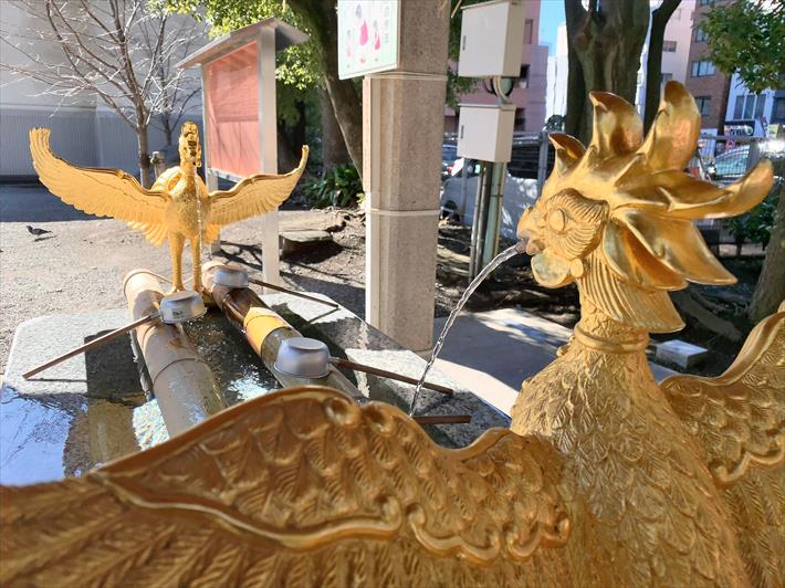 富岡八幡宮の手水舎にいる黄金の鳳凰