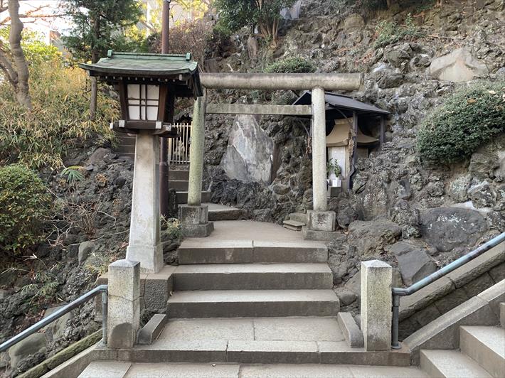品川神社内の富士塚の入り口