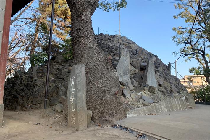品川神社内の富士塚