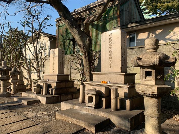 品川神社の奥にある板垣退助の墓