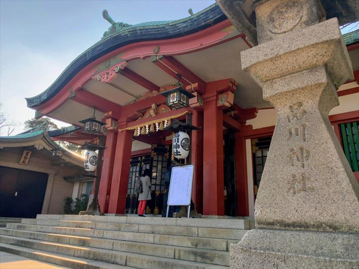品川神社の社殿を斜めから