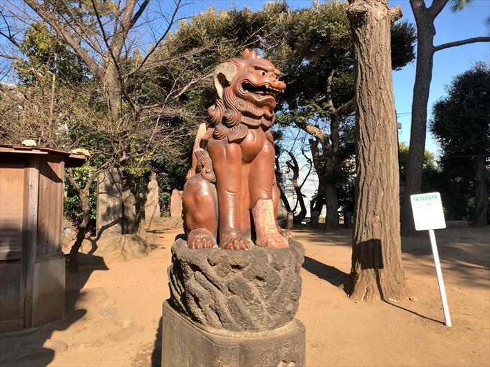 品川神社の筑前焼の狛犬・左