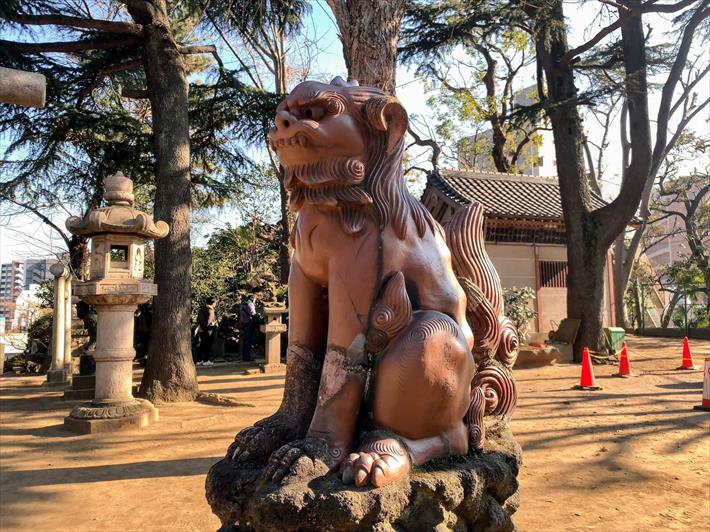 品川神社の筑前焼の狛犬・右