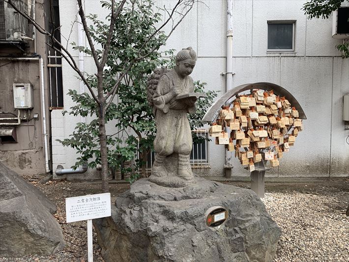 芸能浅間神社の二宮金次郎像
