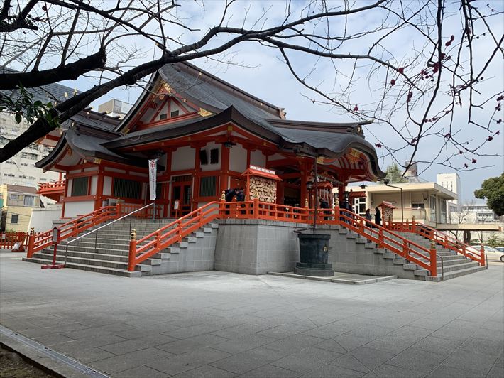 花園稲荷神社の社殿を斜めから