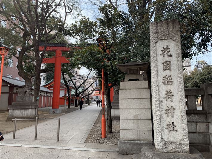 花園神社の鳥居と社号碑