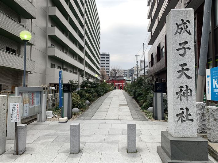成子天神社の社号碑と正面入口