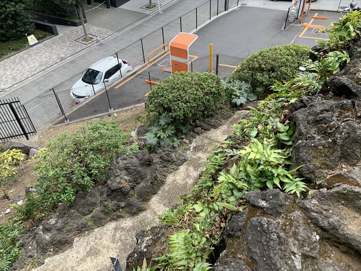 成子天神社の富士塚の細い道