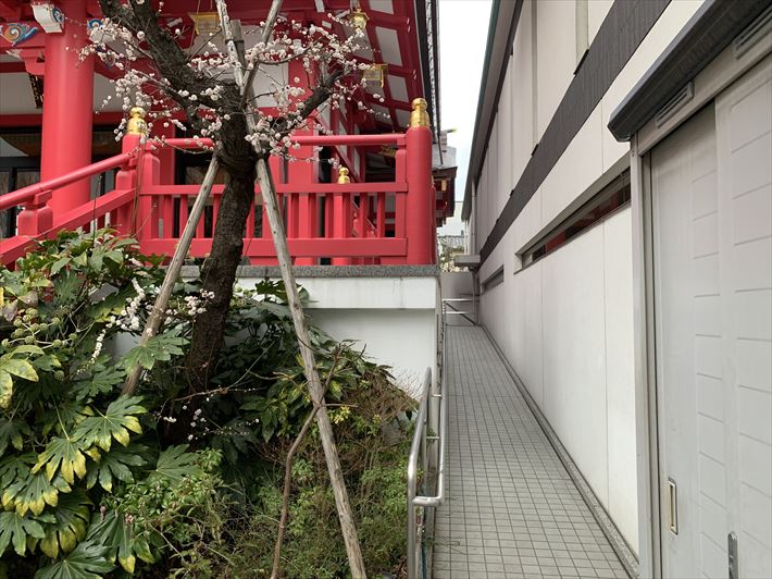 成子天神社の社殿脇のスロープ