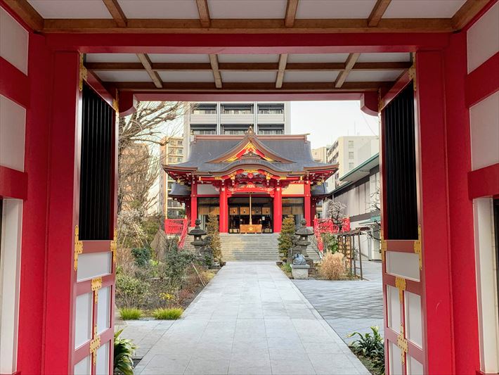 成子天神社の門から社殿を眺めてみるの図