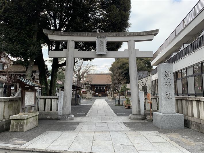 鎧神社の鳥居と社号碑