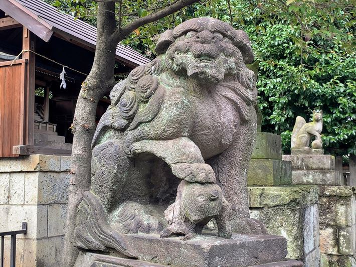 鎧神社の裏参道の狛犬・左