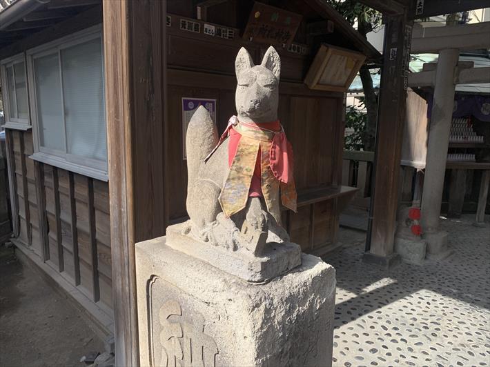 被官稲荷神社の狛狐・左