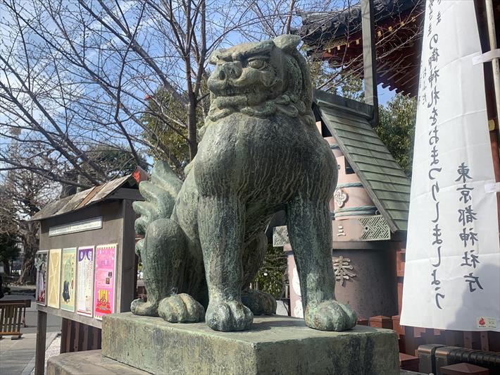 浅草神社の拝殿前の狛犬・左側